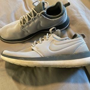 NIKE! lightly worn tennis shoes//sneaker